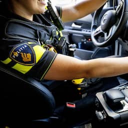 Politie treft urenlang huilende peuter (2) alleen thuis aan in Rotterdam