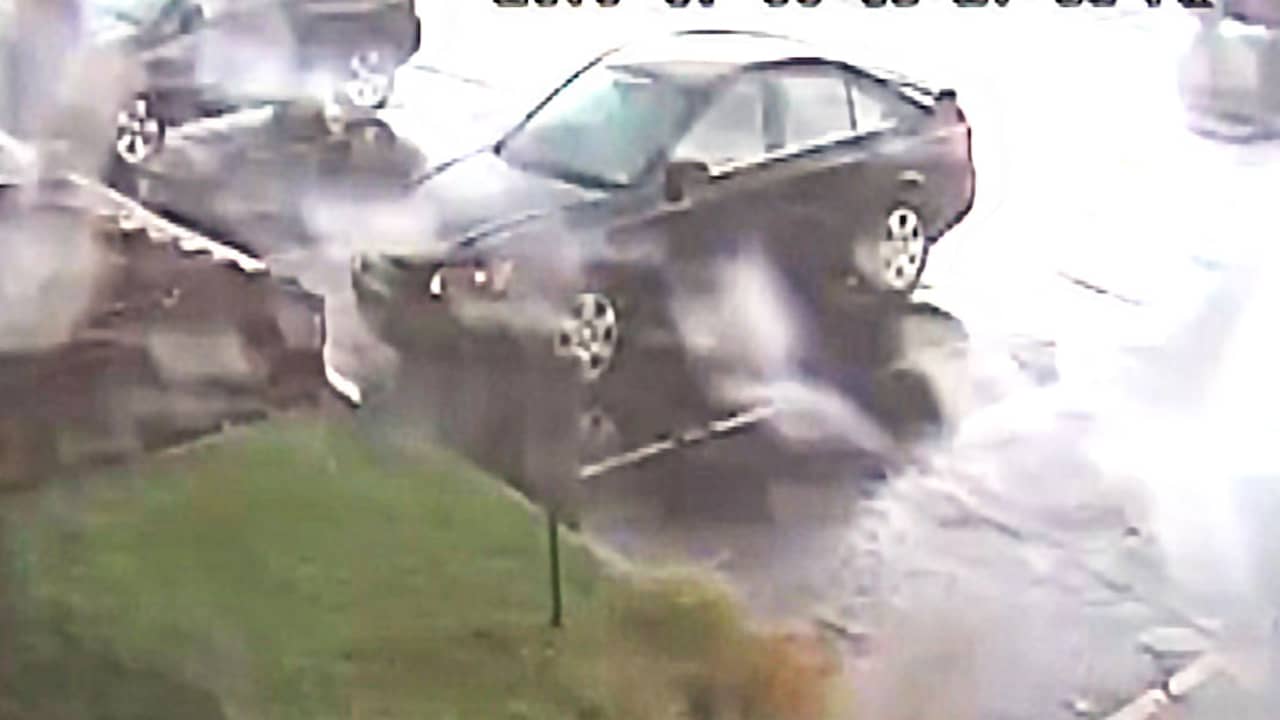 Auto vliegt door tornado in de lucht in New Jersey | NU.nl