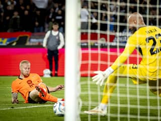 Oranje boekt eerste zege onder Xavi dankzij twee goals Meerdink tegen Servië