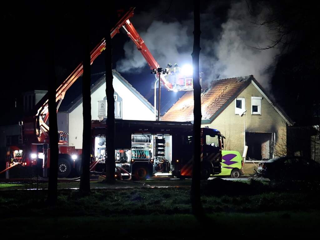 Grote brand in Drents dorp na explosies, zwaargewonde uit woning gehaald
