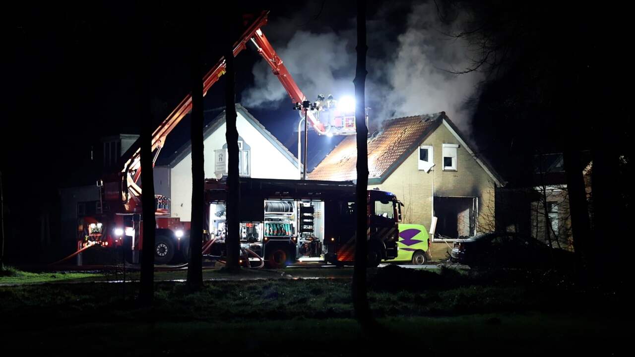 Grote brand in Drents dorp na explosies, zwaargewonde uit woning gehaald