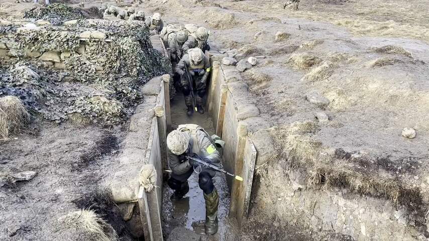 Oekraïense militairen trainen in Engelse loopgraven