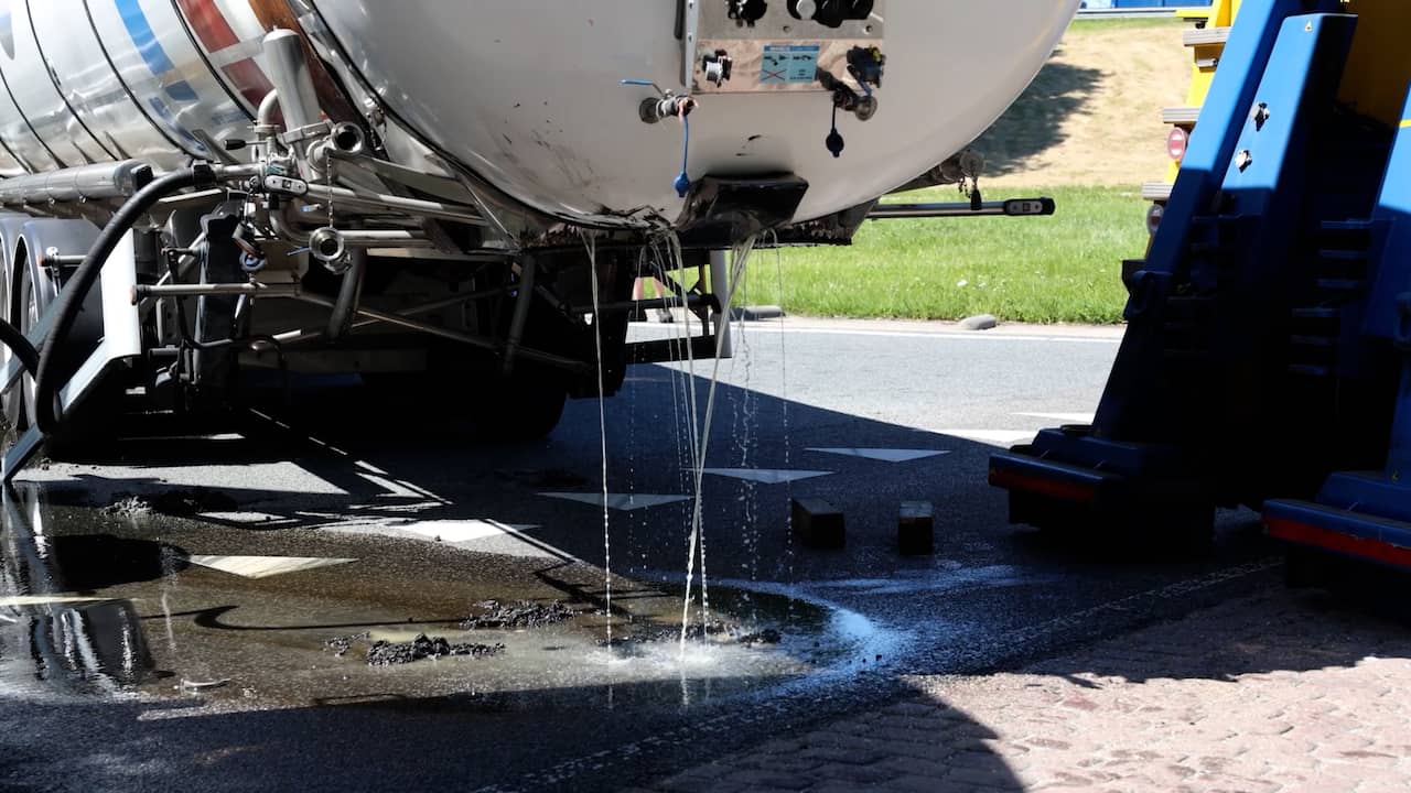 Video | Liters sojaolie lekken uit losgeschoten vrachtwagentrailer bij Franeker