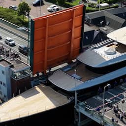 Video | Megajacht met helikopterplatform vaart door Alphen aan den Rijn