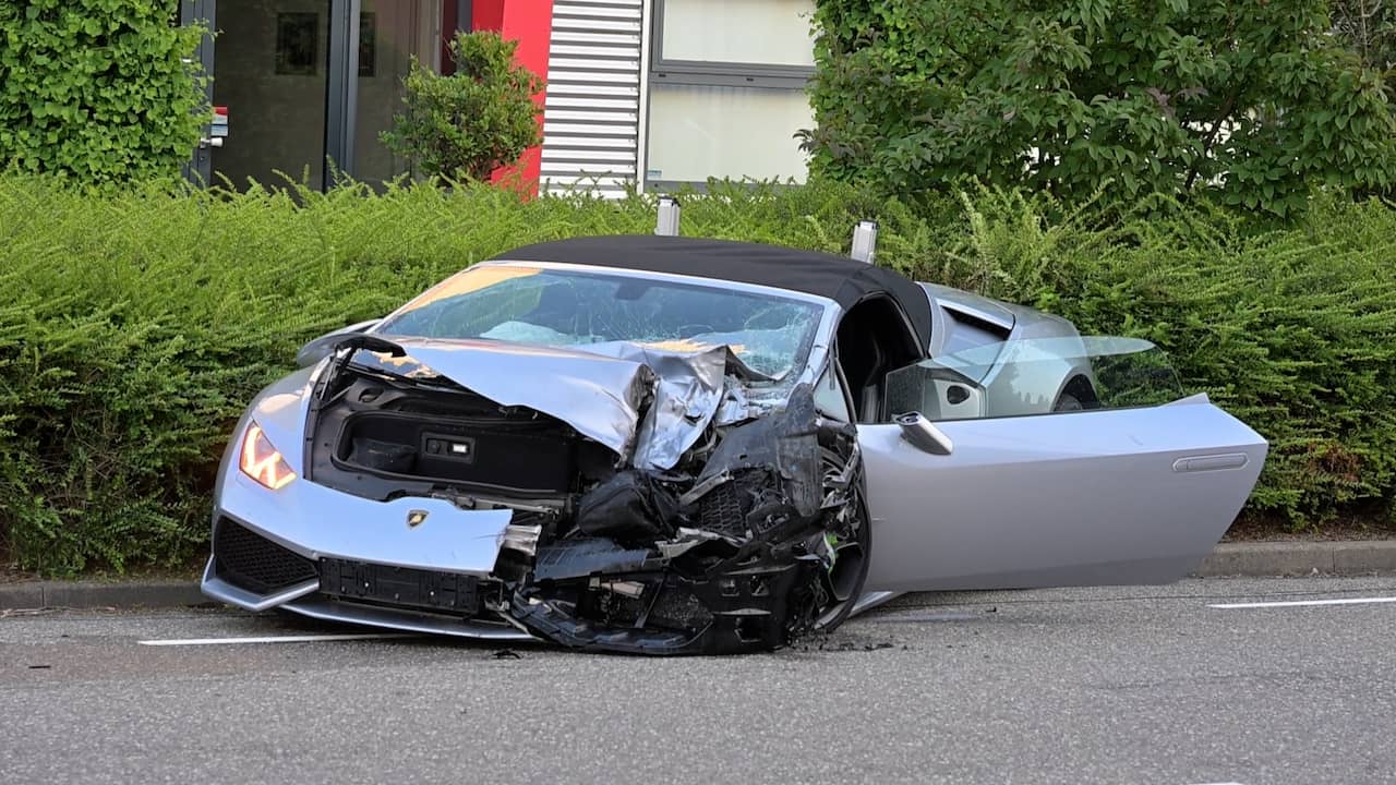Lamborghini zwaar beschadigd na botsing in Moordrecht