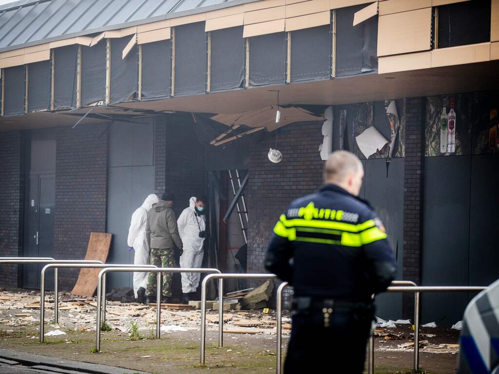De politie doet onderzoek na een explosie bij een Poolse supermarkt in Beverwijk.