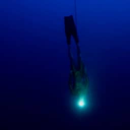 Video | Freediver duikt 126 meter diep en verbetert wereldrecord