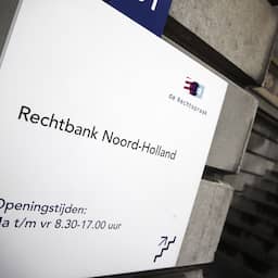 Voetbaltrainer die minderjarige spelers om naaktfoto's vroeg moet de cel in
