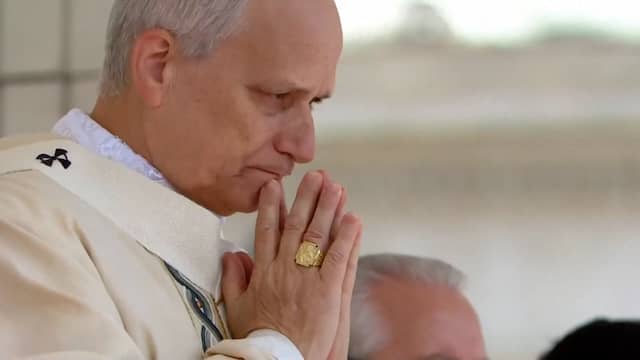 Paus Leo XIV officieel geïnstalleerd tijdens mis op Sint-Pietersplein