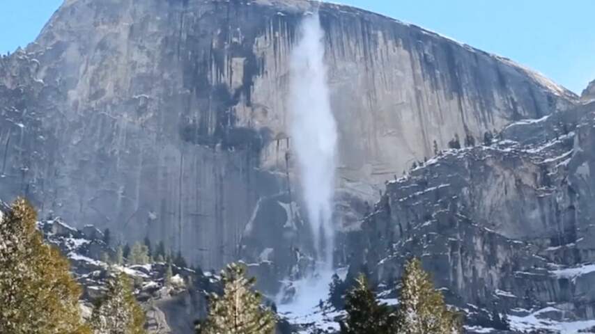 Lawine van ijs en sneeuw valt van rots Yosemite Park