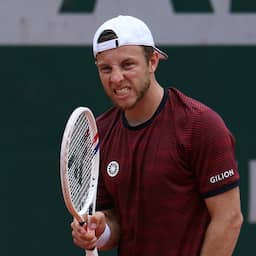 Griekspoor bereikt Grand Slam-mijlpaal na slopende vijfsetter op Roland Garros