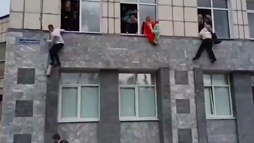 Studenten vluchten via ramen voor schutter op Russische universiteit