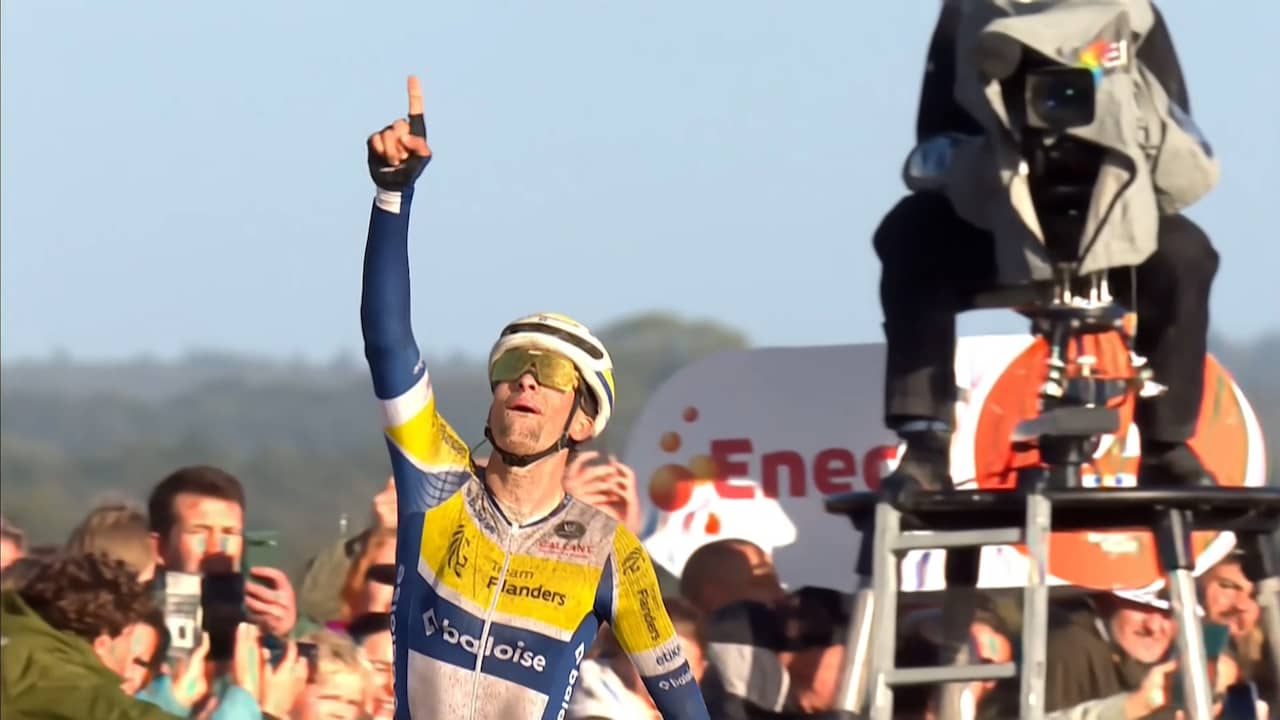 Belgische renner wijst naar de hemel na winst in koninginnenrit Eneco Tour