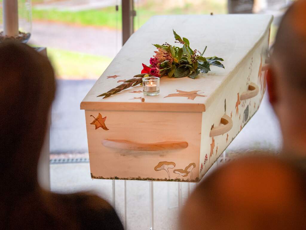 Uitvaartbedrijf DELA plaatst koelcontainers vanwege groot aantal coronadoden