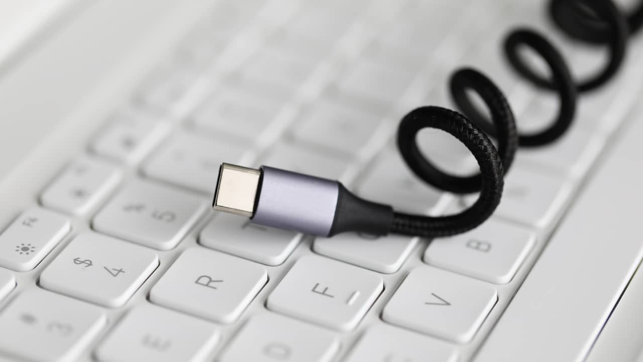 Is het veilig om je smartphone op te laden met je laptopadapter