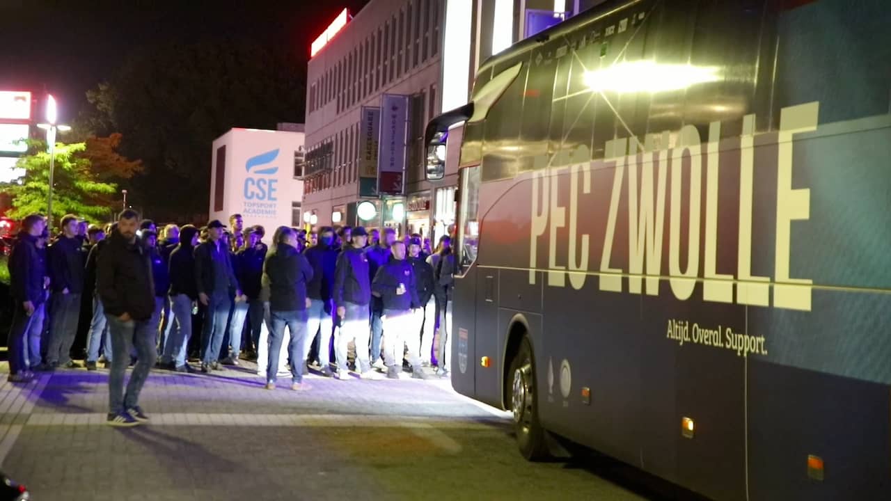 Boze PEC-supporters wachten spelersbus op na nieuwe nederlaag