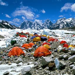 Gletsjer bij Mount Everest smelt sneller door urine van bergbeklimmers