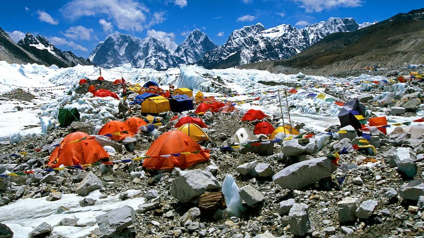 Foto bij Gletsjer bij Mount Everest smelt sneller door warme urine van bergbeklimmers