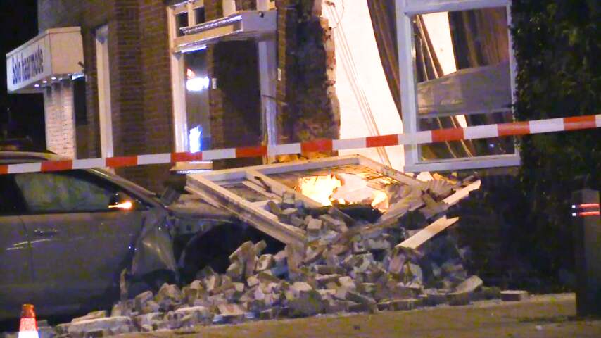 Automobilist ramt woning in Enschede en laat ravage achter
