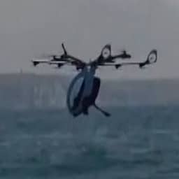 Video | 'Luchtscooter' komt net tekort bij oversteek en crasht in Het Kanaal
