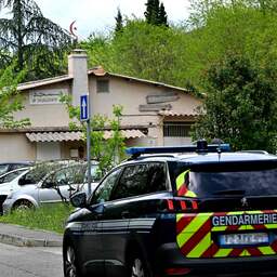 Meer bewaking voor Franse moskeeën na moord op biddende moslim in gebedshuis