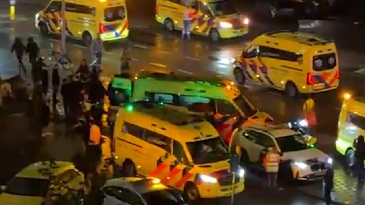 Omstanders filmen chaos op straat na explosie in Amsterdamse flat