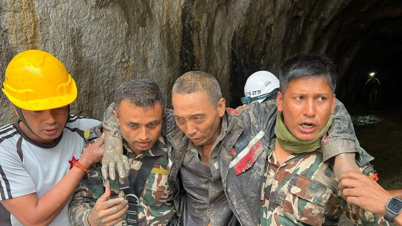 Foto bij Vrouw en man tien dagen na overstroming Nepal gered, nog duizenden vermisten