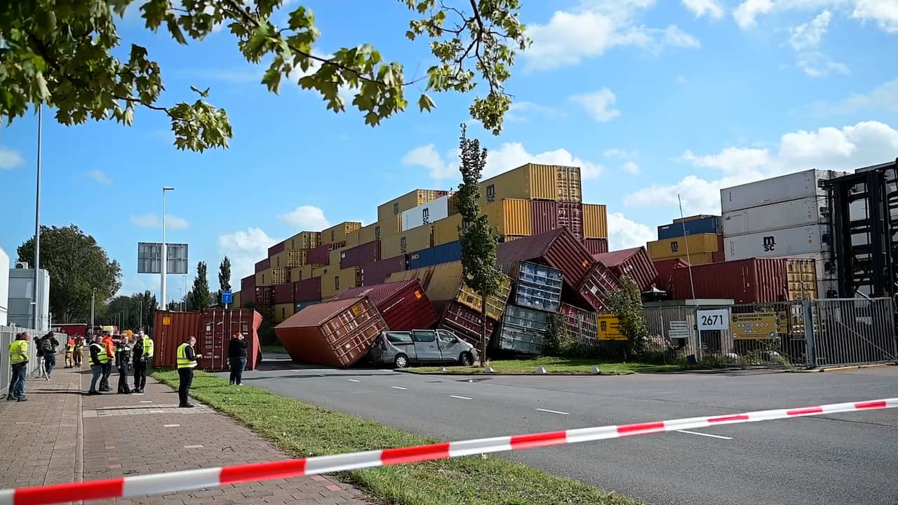 Windstoten tot 100 kilometer per uur, containers waaien op auto's in ...