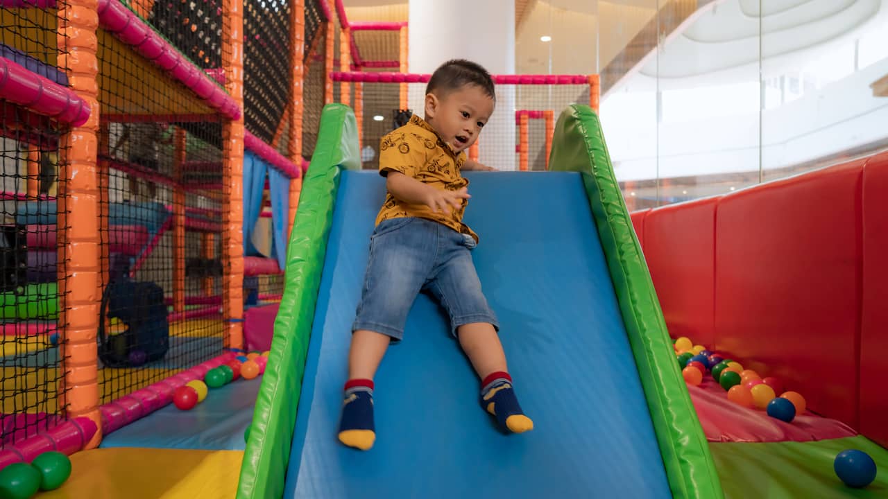 Hoe overleef je het 'krijspaleis' van de binnenspeeltuin? | Uit en