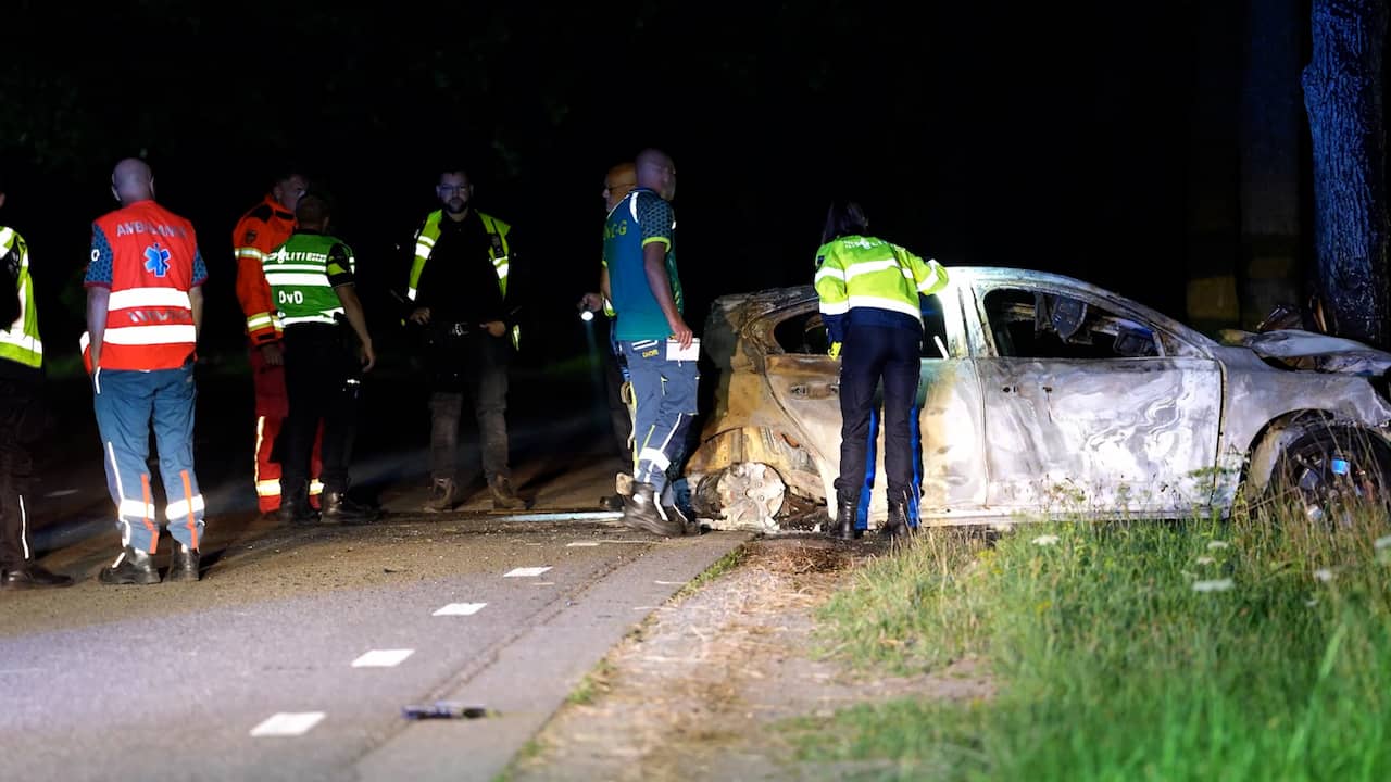 Video | Politie onderzoekt autowrak na ongeluk met meerdere doden in Den Ham