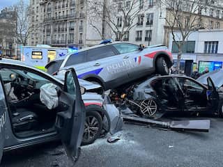Drie politiewagens klappen op vluchtende auto in Parijs