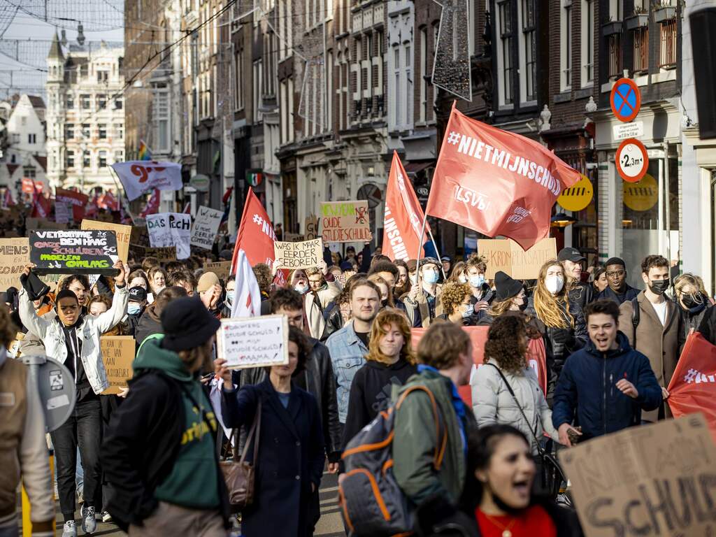 Honderden studenten protesteren in Amsterdam voor hogere basisbeurs
