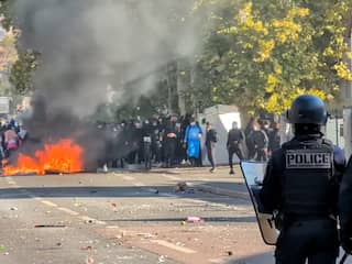 Jongeren staan lijnrecht tegenover politie tijdens protesten in Frankrijk