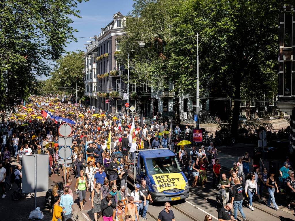 Meer dan 10.000 mensen bij gemoedelijk coronaprotest in Amsterdam