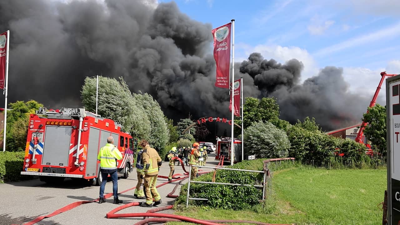 Video | Zwarte rookwolken stijgen op bij brand in loods in Zwaanshoek