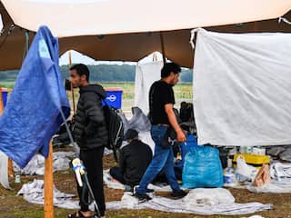 Waarom asielzoekers er in Ter Apel soms zelf voor kiezen om buiten te slapen