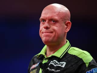 Van Gerwen 'doodziek' na cruciale missers in Amsterdam: 'Dit slaat nergens op'