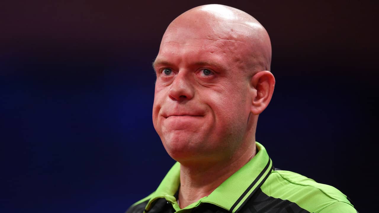 Van Gerwen 'doodziek' na cruciale missers in Amsterdam: 'Dit slaat nergens op'
