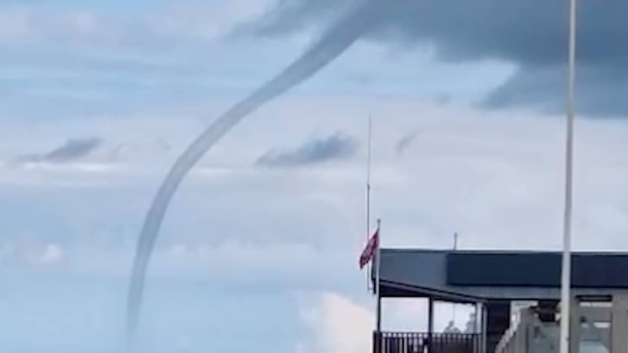 Waterhoos raast voor de kust van Julianadorp