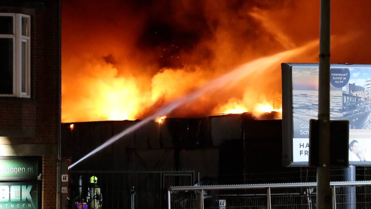 Video | Brandweer blust grote brand bij visrokerij in Scheveningen