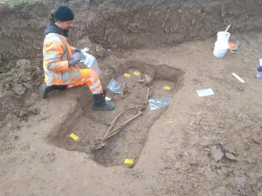 Opgegraven skelet bij Gelderse dijk geen 2.000, maar maximaal 1.500 jaar oud