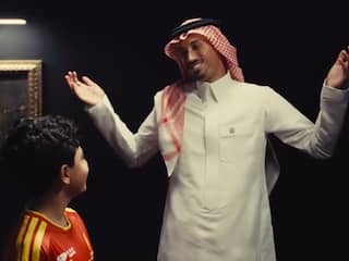 Reijnders draagt traditioneel Saoedisch gewaad in opmerkelijke transfervideo