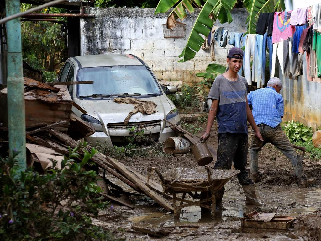Zestien doden en twaalfhonderd huizen verwoest bij overstromingen Venezuela