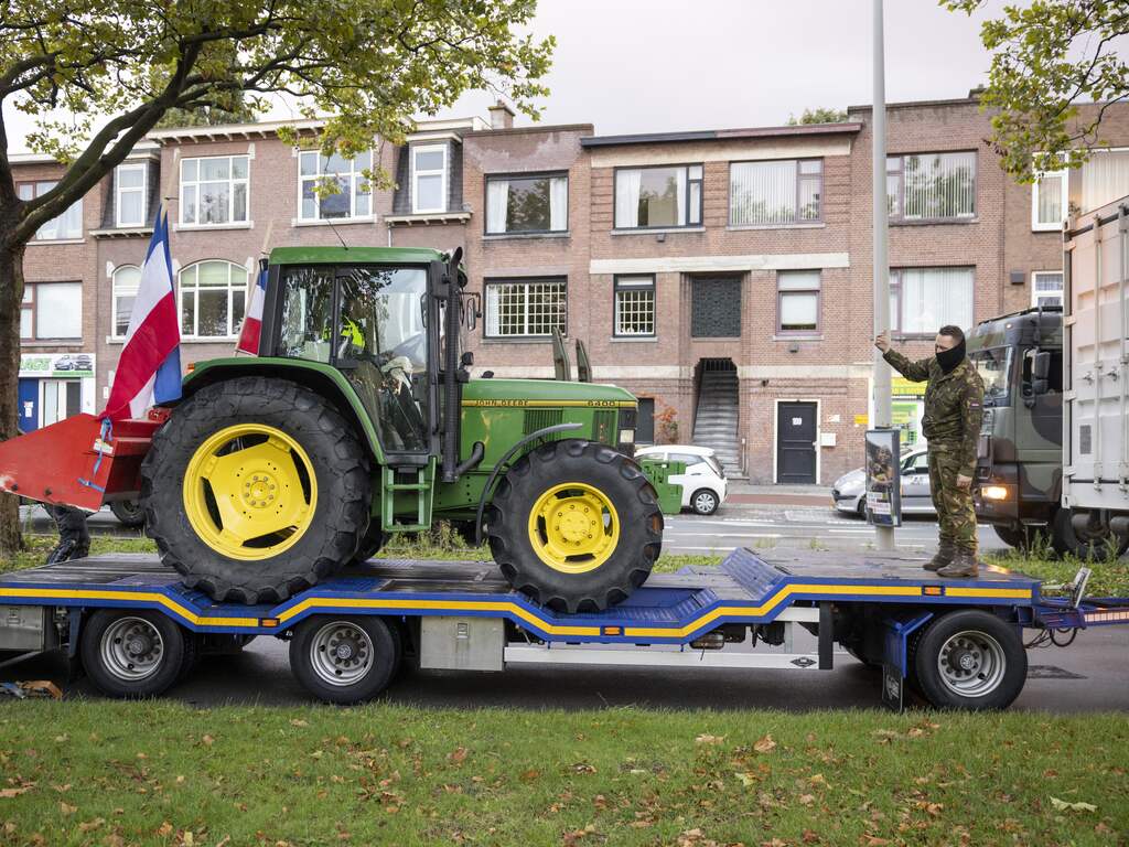Politie neemt trekkers in beslag van boeren die noodbevel Den Haag negeren