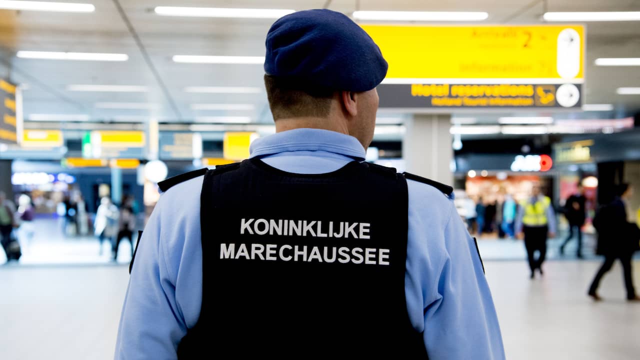 Vier mannen opgepakt voor invoer van drugs via Schiphol