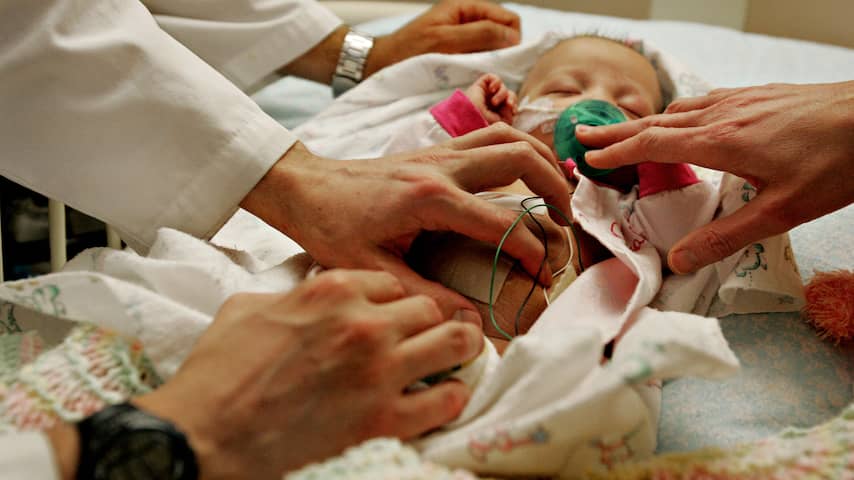 Zeldzame operatie redt baby van ernstige darmaandoening in de baarmoeder