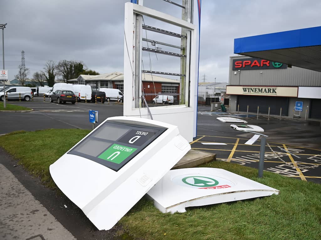Honderdduizenden Ieren en Noord-Ieren nog zonder stroom na storm Éowyn