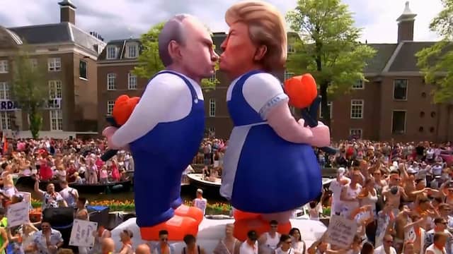 Boot met kussende Trump en Poetin vaart door Amsterdamse grachten