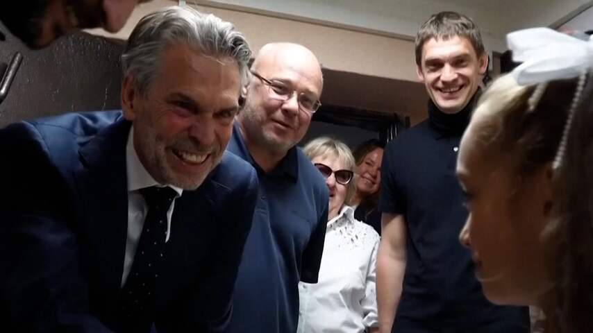 Premier Schoof bezoekt ondergrondse Oekraïense school