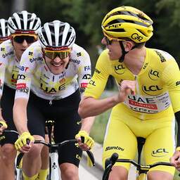 Live Tour | Pogacar en Van Aert vallen aan op klim in kasseienetappe naar Parijs